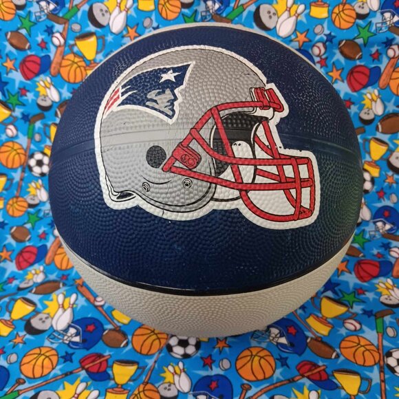 2018 New England Patriots BASKETBALL - Made by Good Stuff - Inflates to 8-9 Lbs - Picture 1 of 7
